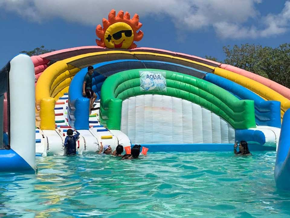 Outdoor commercial grade inflatable mobile water park