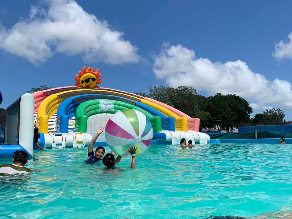 Outdoor commercial grade inflatable mobile water park