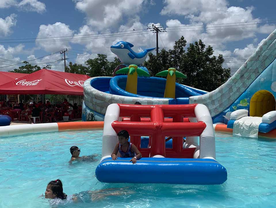 Outdoor commercial grade inflatable mobile water park