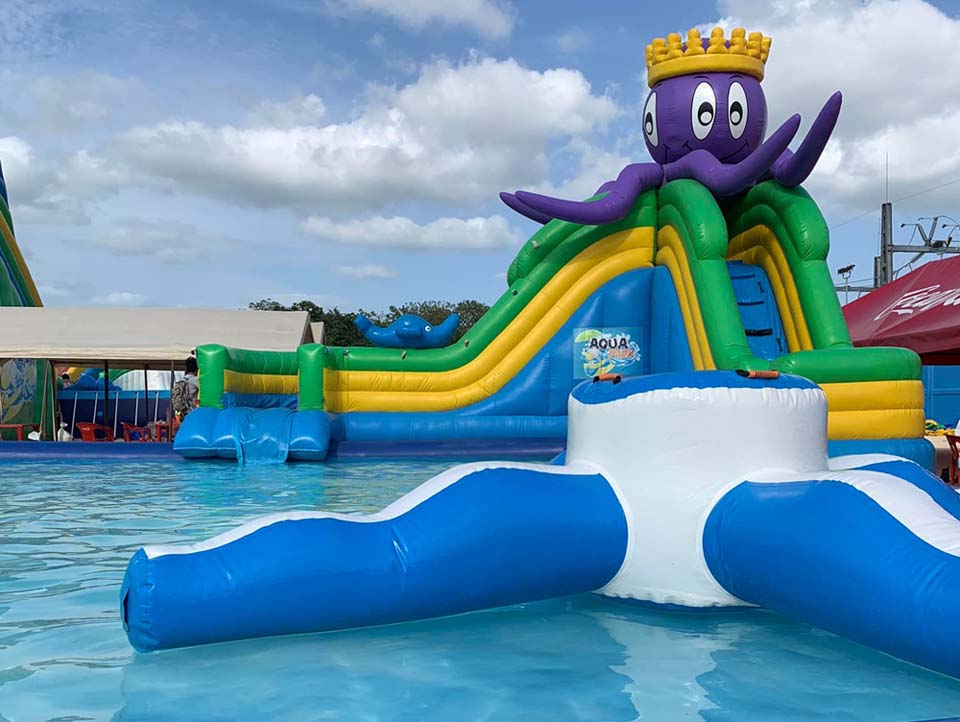 Outdoor commercial grade inflatable mobile water park