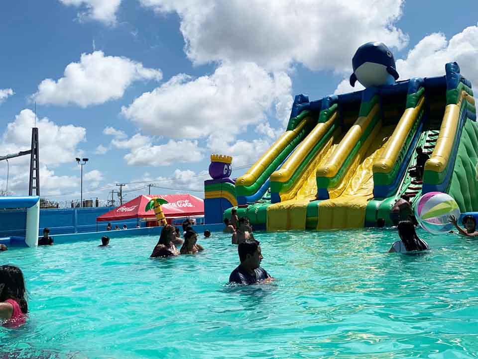 Outdoor commercial grade inflatable mobile water park