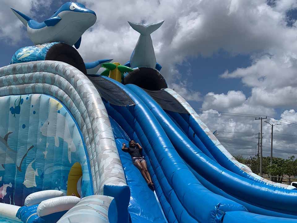 Outdoor commercial grade inflatable mobile water park