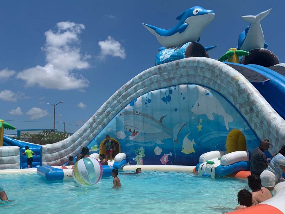 Outdoor commercial grade inflatable mobile water park