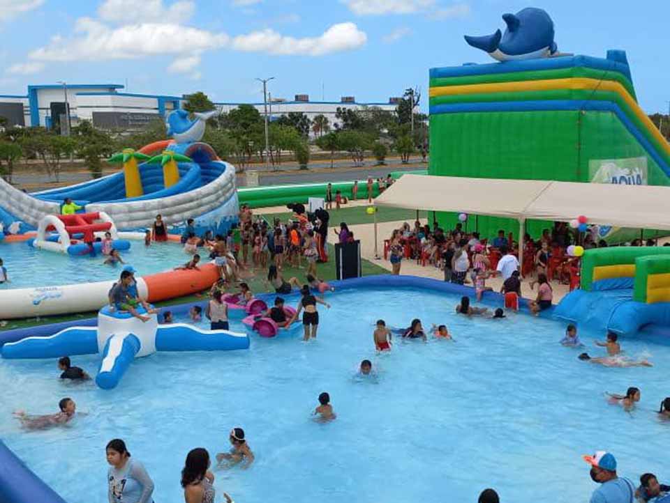 Outdoor commercial grade inflatable mobile water park