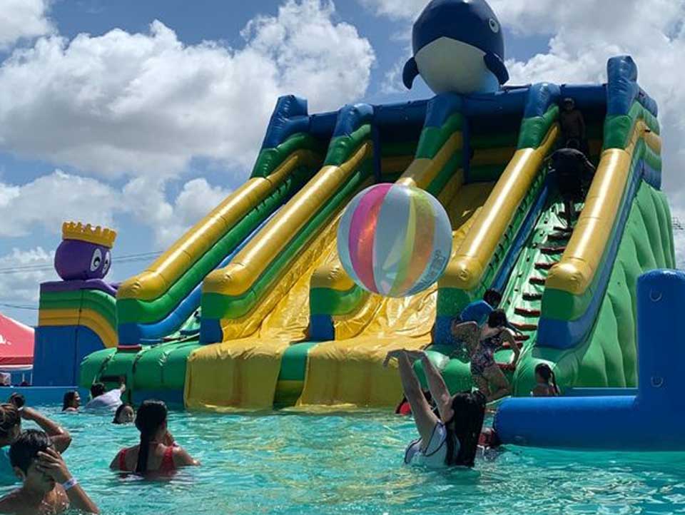 Outdoor commercial grade inflatable mobile water park
