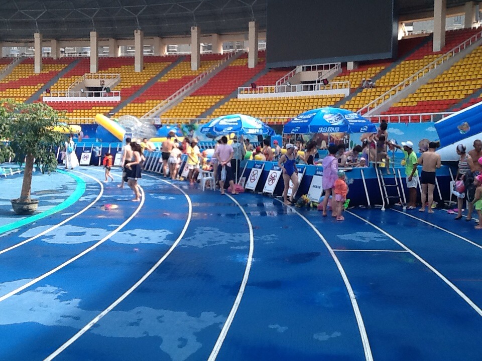 Inflatable mobile water park in Dalian