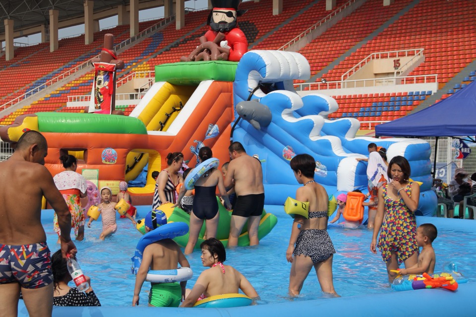 Inflatable mobile water park in Dalian